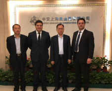 O governador Carlos Massa Ratinho Junior apresentou na quarta-feira (24), em Xangai, os projetos de infraestrutura do Paraná a executivos da China Communication Construction Company (CCCC), grupo empresarial que opera diversos ativos de infraestrutura, incluindo rodovias, ferrovias, metrôs, portos e aeroportos. O governador lidera uma missão internacional ao país asiático que segue até esta sexta-feira (26). Foto: DivulgaçãoANPr
