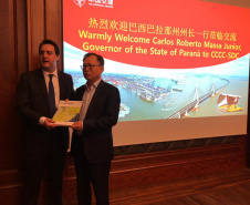 O governador Carlos Massa Ratinho Junior apresentou na quarta-feira (24), em Xangai, os projetos de infraestrutura do Paraná a executivos da China Communication Construction Company (CCCC), grupo empresarial que opera diversos ativos de infraestrutura, incluindo rodovias, ferrovias, metrôs, portos e aeroportos. O governador lidera uma missão internacional ao país asiático que segue até esta sexta-feira (26). Foto: DivulgaçãoANPr