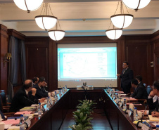 O governador Carlos Massa Ratinho Junior apresentou na quarta-feira (24), em Xangai, os projetos de infraestrutura do Paraná a executivos da China Communication Construction Company (CCCC), grupo empresarial que opera diversos ativos de infraestrutura, incluindo rodovias, ferrovias, metrôs, portos e aeroportos. O governador lidera uma missão internacional ao país asiático que segue até esta sexta-feira (26). Foto: DivulgaçãoANPr