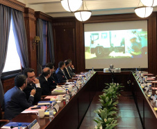 O governador Carlos Massa Ratinho Junior apresentou na quarta-feira (24), em Xangai, os projetos de infraestrutura do Paraná a executivos da China Communication Construction Company (CCCC), grupo empresarial que opera diversos ativos de infraestrutura, incluindo rodovias, ferrovias, metrôs, portos e aeroportos. O governador lidera uma missão internacional ao país asiático que segue até esta sexta-feira (26). Foto: DivulgaçãoANPr