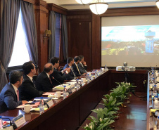 O governador Carlos Massa Ratinho Junior apresentou na quarta-feira (24), em Xangai, os projetos de infraestrutura do Paraná a executivos da China Communication Construction Company (CCCC), grupo empresarial que opera diversos ativos de infraestrutura, incluindo rodovias, ferrovias, metrôs, portos e aeroportos. O governador lidera uma missão internacional ao país asiático que segue até esta sexta-feira (26). Foto: DivulgaçãoANPr