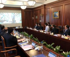 O governador Carlos Massa Ratinho Junior apresentou na quarta-feira (24), em Xangai, os projetos de infraestrutura do Paraná a executivos da China Communication Construction Company (CCCC), grupo empresarial que opera diversos ativos de infraestrutura, incluindo rodovias, ferrovias, metrôs, portos e aeroportos. O governador lidera uma missão internacional ao país asiático que segue até esta sexta-feira (26). Foto: DivulgaçãoANPr