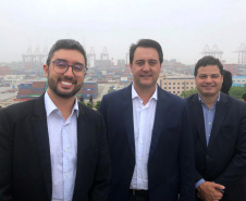 Acompanhado do secretário de Estado da Infraestrutura e Logística, Sandro Alex, e do diretor-presidente dos Portos do Paraná, Luiz Fernando Garcia, o governador Ratinho Junior esteve no Porto de Xangai, o maior porto do mundo em movimentação de contêineres. O objetivo é buscar tecnologias e o know how chinês para obras de ampliação do Porto do Paranaguá. Foto: Divulgação/ANPr