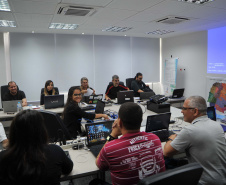 Técnicos discutem rota de circulação do vírus da febre amarela. Foto: SESA