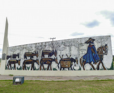 Monumento ao Tropeiro, obra do artista Poty Lazarotto - Lapa. Foto: Arnaldo Alves 
