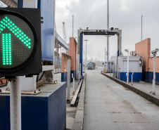 Os Portos do Paraná trabalham constantemente para fortalecer a segurança na região do Porto de Paranaguá. Além da atuação conjunta com Polícia Militar, Polícia Rodoviárias Federal e Estadual e Guarda Municipal, na segurança de caminhões e veículos na entrada da cidade, a Unidade Administrativa de Segurança Portuária (UASP) atua para coibir ações criminosas dentro do cais público.  -  Paranaguá, 26/04/2019  -  Foto: Cláudio Neves/APPA