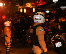 A Polícia Militar do Paraná deflagra a megaoperação Primo que cumpriu 16 mandados de Prisão e de Busca e Apreensão e resultou em 19 encaminhamentos, sendo 15 adultos e quatro adolescentes apreendidos, bem como uma quantidade de drogas recolhida.  -  Curitiba, 26/04/2019  -  Foto: Soldado Amanda Morais