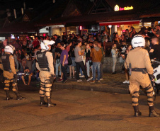 A Polícia Militar do Paraná deflagra a megaoperação Primo que cumpriu 16 mandados de Prisão e de Busca e Apreensão e resultou em 19 encaminhamentos, sendo 15 adultos e quatro adolescentes apreendidos, bem como uma quantidade de drogas recolhida.  -  Curitiba, 26/04/2019  -  Foto: Soldado Amanda Morais