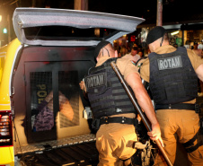 A Polícia Militar do Paraná deflagra a megaoperação Primo que cumpriu 16 mandados de Prisão e de Busca e Apreensão e resultou em 19 encaminhamentos, sendo 15 adultos e quatro adolescentes apreendidos, bem como uma quantidade de drogas recolhida.  -  Curitiba, 26/04/2019  -  Foto: Soldado Amanda Morais
