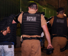 A Polícia Militar do Paraná deflagra a megaoperação Primo que cumpriu 16 mandados de Prisão e de Busca e Apreensão e resultou em 19 encaminhamentos, sendo 15 adultos e quatro adolescentes apreendidos, bem como uma quantidade de drogas recolhida.  -  Curitiba, 26/04/2019  -  Foto: Soldado Amanda Morais