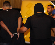 A Polícia Militar do Paraná deflagra a megaoperação Primo que cumpriu 16 mandados de Prisão e de Busca e Apreensão e resultou em 19 encaminhamentos, sendo 15 adultos e quatro adolescentes apreendidos, bem como uma quantidade de drogas recolhida.  -  Curitiba, 26/04/2019  -  Foto: Soldado Amanda Morais