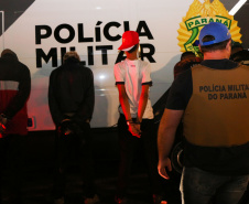 A Polícia Militar do Paraná deflagra a megaoperação Primo que cumpriu 16 mandados de Prisão e de Busca e Apreensão e resultou em 19 encaminhamentos, sendo 15 adultos e quatro adolescentes apreendidos, bem como uma quantidade de drogas recolhida.  -  Curitiba, 26/04/2019  -  Foto: Soldado Amanda Morais