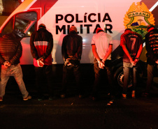 A Polícia Militar do Paraná deflagra a megaoperação Primo que cumpriu 16 mandados de Prisão e de Busca e Apreensão e resultou em 19 encaminhamentos, sendo 15 adultos e quatro adolescentes apreendidos, bem como uma quantidade de drogas recolhida.  -  Curitiba, 26/04/2019  -  Foto: Soldado Amanda Morais