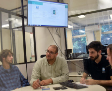 A Ouvidoria Geral da Saúde, órgão da Secretaria da Saúde do Paraná, lança hoje mais um canal de comunicação com a população - via WhatsApp. Nesta primeira etapa, o serviço receberá as mensagens de usuários da 2ª Regional de Saúde de Curitiba, que poderão cadastrar o número (41) 3330 4414  para entrar em contato e solicitar informações sobre medicamentos não padronizados na Farmácia do Estado. Foto:SESA