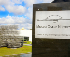 O Museu Oscar Niemeyer (MON) apresenta ao público a partir de sexta-feira (3/5) Ai Weiwei Raiz, a primeira exposição do artista chinês no Brasil e também a maior já realizada por ele. Com projeto desenvolvido por Marcello Dantas, que também assina a curadoria, a mostra chega ao Sul do País numa realização do MON. Foto: Jaelson Lucas/ANPr