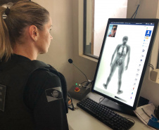Penitenciárias do Paraná estão sendo equipadas com escâneres corporais que auxiliam na revista dos visitantes. Com a medida, o procedimento de segurança acontece de forma mais precisa e segura, além de evitar situações vexatórias que violem a dignidade e a intimidade da pessoa. Foto: José Fernando Ogura/ANPr