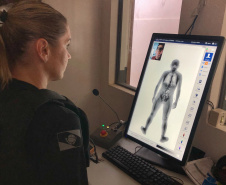 Penitenciárias do Paraná estão sendo equipadas com escâneres corporais que auxiliam na revista dos visitantes. Com a medida, o procedimento de segurança acontece de forma mais precisa e segura, além de evitar situações vexatórias que violem a dignidade e a intimidade da pessoa. Foto: José Fernando Ogura/ANPr