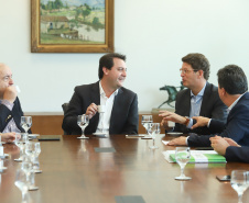 Governador Carlos Massa Ratinho Junior recebe o ministro do Meio Ambiente, Ricardo Salles  -  Curitiba, 30/04/2019  -  Foto: Rodrigo Félix Leal/ANPr