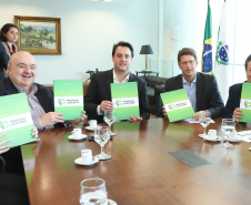 Governador Carlos Massa Ratinho Junior recebe o ministro do Meio Ambiente, Ricardo Salles  -  Curitiba, 30/04/2019  -  Foto: Rodrigo Félix Leal/ANPr