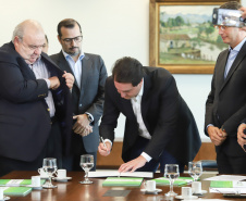 Governador Carlos Massa Ratinho Junior recebe o ministro do Meio Ambiente, Ricardo Salles  -  Curitiba, 30/04/2019  -  Foto: Rodrigo Félix Leal/ANPr
