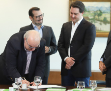 Governador Carlos Massa Ratinho Junior recebe o ministro do Meio Ambiente, Ricardo Salles  -  Curitiba, 30/04/2019  -  Foto: Rodrigo Félix Leal/ANPr