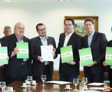 Governador Carlos Massa Ratinho Junior recebe o ministro do Meio Ambiente, Ricardo Salles  -  Curitiba, 30/04/2019  -  Foto: Rodrigo Félix Leal/ANPr