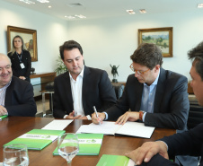Governador Carlos Massa Ratinho Junior recebe o ministro do Meio Ambiente, Ricardo Salles  -  Curitiba, 30/04/2019  -  Foto: Rodrigo Félix Leal/ANPr