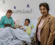 A dona de casa Maria Aparecida Machado acompanhou de perto a revisão dos exercícios de Matemática do neto, Gabriel Henrique Cruz Machado, de 14 anos, enquanto ele se recupera de uma cirurgia de retirada das amígdalas.  Campo Largo. 19/03/2019 -  Foto: Geraldo Bubniak/ANPr