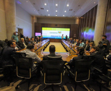 Governo apresenta plano de recuperação da PR-280. A informação foi oficializada nesta terça-feira (30), no Palácio Iguaçu, pelo chefe da Casa Civil, Guto Silva, e pelo secretário estadual de Infraestrutura e Logística, Sandro Alex, em reunião com prefeitos e lideranças políticas e empresariais do Sudoeste. Foto: Casa Civil