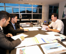 A lei que autoriza a abertura de crédito especial para o programa Tarifa Rural Noturna foi sancionada pelo governador Carlos Massa Ratinho Junior nesta terça-feira (30). O programa concede desconto de 60% na conta de luz para os agricultores que utilizam energia elétrica entre 21h30 e 6 horas. -  Curitiba, 30/04/2019  -  Foto: Rodrigo Félix Leal/ANPr
