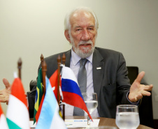 Darci Piana também recebeu nesta terça-feira o embaixador Igor Kipman, chefe do Escritório de Representação do Ministério das Relações Exteriores no Paraná (Erepar); os cônsules honorários da Hungria (Marco Aurélio Schetino), Rússia (Acef Said), Dinamarca (Pedro Fernandes), Romênia (Orcival Henning), Grã-Bretanha (Adam Patterson), Tanzânia (Jonathan Bittencout), Suíça (Manuela Merki) e Turquia (Luiz Alberto Lenz); e o cônsul adjunto da Argentina no Paraná, Sebastian Bertuzzi