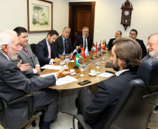 Darci Piana também recebeu nesta terça-feira o embaixador Igor Kipman, chefe do Escritório de Representação do Ministério das Relações Exteriores no Paraná (Erepar); os cônsules honorários da Hungria (Marco Aurélio Schetino), Rússia (Acef Said), Dinamarca (Pedro Fernandes), Romênia (Orcival Henning), Grã-Bretanha (Adam Patterson), Tanzânia (Jonathan Bittencout), Suíça (Manuela Merki) e Turquia (Luiz Alberto Lenz); e o cônsul adjunto da Argentina no Paraná, Sebastian Bertuzzi