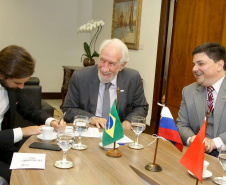 Darci Piana também recebeu nesta terça-feira o embaixador Igor Kipman, chefe do Escritório de Representação do Ministério das Relações Exteriores no Paraná (Erepar); os cônsules honorários da Hungria (Marco Aurélio Schetino), Rússia (Acef Said), Dinamarca (Pedro Fernandes), Romênia (Orcival Henning), Grã-Bretanha (Adam Patterson), Tanzânia (Jonathan Bittencout), Suíça (Manuela Merki) e Turquia (Luiz Alberto Lenz); e o cônsul adjunto da Argentina no Paraná, Sebastian Bertuzzi