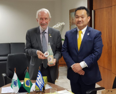 O vice-governador Darci Piana reuniu-se nesta terça-feira (30) com representantes do governo de Hyogo, província japonesa que tem acordo de irmandade com o Paraná, para discutir parcerias na área de infraestrutura, especialmente no setor de bioenergia. O encontro, no Palácio Iguaçu, também tratou do planejamento para a comemoração dos 50 anos de cooperação entre os dois estados, que será celebrada em 2020.Foto: Vive-governadoria