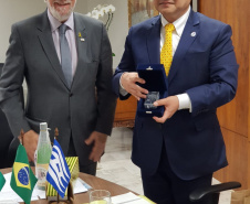 O vice-governador Darci Piana reuniu-se nesta terça-feira (30) com representantes do governo de Hyogo, província japonesa que tem acordo de irmandade com o Paraná, para discutir parcerias na área de infraestrutura, especialmente no setor de bioenergia. O encontro, no Palácio Iguaçu, também tratou do planejamento para a comemoração dos 50 anos de cooperação entre os dois estados, que será celebrada em 2020.Foto: Vive-governadoria