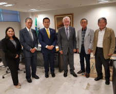 O vice-governador Darci Piana reuniu-se nesta terça-feira (30) com representantes do governo de Hyogo, província japonesa que tem acordo de irmandade com o Paraná, para discutir parcerias na área de infraestrutura, especialmente no setor de bioenergia. O encontro, no Palácio Iguaçu, também tratou do planejamento para a comemoração dos 50 anos de cooperação entre os dois estados, que será celebrada em 2020.Foto: Vive-governadoria