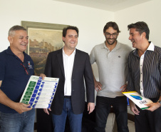O superintendente de Esportes Hélio Wirbiski apresentou nesta terça-feira (30) ao governador Carlos Massa Ratinho Junior o calendário oficial dos jogos esportivos no Paraná