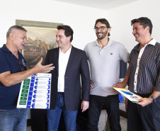 O superintendente de Esportes Hélio Wirbiski apresentou nesta terça-feira (30) ao governador Carlos Massa Ratinho Junior o calendário oficial dos jogos esportivos no Paraná