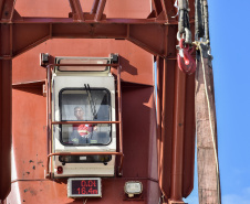Todos os dias, em média, cerca de mil pessoas chegam para trabalhar no Porto de Paranaguá. São funcionários da empresa pública, servidores das empresas operadoras portuárias, motoristas, prestadores de serviços e trabalhadores portuários avulsos, os chamados TPAs.  -  Paranaguá, 30/04/2019  -  Foto: Claudio Neves/APPA