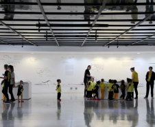 O Museu Oscar Niemeyer promove em 25 de maio mais uma edição do programa Uma noite no MON. Desta vez, o tema do encontro é a 6ª Convenção de Fantasmas: Revisitando Memórias. As atividades incluem dinâmicas, oficinas, brincadeiras e visitas mediadas em forma de contação de histórias. São 60 vagas e o custo é de R$ 100,00. As inscrições começam nesta quinta-feira (2). Foto: Maita Franco/Divulgação - MON