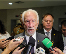 Começou oficialmente nesta quinta-feira (2), em todo o Paraná, a campanha Maio Amarelo, que visa diminuir o número de acidentes no trânsito e preservar a vida. Este ano, o tema é “Maio Amarelo - no trânsito, o sentido é a vida”, e apela para o poder das crianças em influenciar o comportamento dos pais. O vice-governador Darci Piana participou do lançamento, realizado no auditório da Polícia Rodoviária Federal (PRF), em Curitiba. Foto: Geraldo Bubniak/ANPr