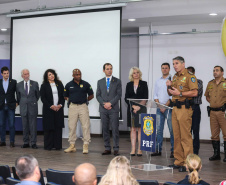 Começou oficialmente nesta quinta-feira (2), em todo o Paraná, a campanha Maio Amarelo, que visa diminuir o número de acidentes no trânsito e preservar a vida. Este ano, o tema é “Maio Amarelo - no trânsito, o sentido é a vida”, e apela para o poder das crianças em influenciar o comportamento dos pais. O vice-governador Darci Piana participou do lançamento, realizado no auditório da Polícia Rodoviária Federal (PRF), em Curitiba. Foto: Geraldo Bubniak/ANPr