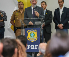 Começou oficialmente nesta quinta-feira (2), em todo o Paraná, a campanha Maio Amarelo, que visa diminuir o número de acidentes no trânsito e preservar a vida. Este ano, o tema é “Maio Amarelo - no trânsito, o sentido é a vida”, e apela para o poder das crianças em influenciar o comportamento dos pais. O vice-governador Darci Piana participou do lançamento, realizado no auditório da Polícia Rodoviária Federal (PRF), em Curitiba. Foto: Geraldo Bubniak/ANPr