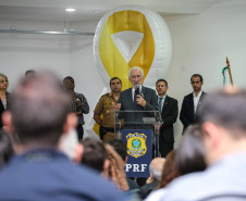 Começou oficialmente nesta quinta-feira (2), em todo o Paraná, a campanha Maio Amarelo, que visa diminuir o número de acidentes no trânsito e preservar a vida. Este ano, o tema é “Maio Amarelo - no trânsito, o sentido é a vida”, e apela para o poder das crianças em influenciar o comportamento dos pais. O vice-governador Darci Piana participou do lançamento, realizado no auditório da Polícia Rodoviária Federal (PRF), em Curitiba. Foto: Geraldo Bubniak/ANPr