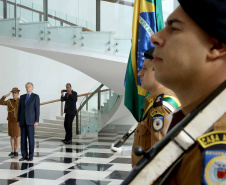  O vice-governador Darci Piana recebeu nesta quinta-feira (2), no Palácio Iguaçu, o embaixador da Holanda no Brasil, Cornelis Van Rij, e apresentou os potenciais do Estado nas áreas da agricultura, indústria, infraestrutura e inovação.Foto:Jaelson Lucas / ANPr