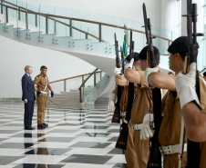 O vice-governador Darci Piana recebeu nesta quinta-feira (2), no Palácio Iguaçu, o embaixador da Holanda no Brasil, Cornelis Van Rij, e apresentou os potenciais do Estado nas áreas da agricultura, indústria, infraestrutura e inovação. Foto:Jaelson Lucas / ANPr