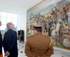 O vice-governador Darci Piana recebeu nesta quinta-feira (2), no Palácio Iguaçu, o embaixador da Holanda no Brasil, Cornelis Van Rij, e apresentou os potenciais do Estado nas áreas da agricultura, indústria, infraestrutura e inovação. Foto:Jaelson Lucas / ANPr