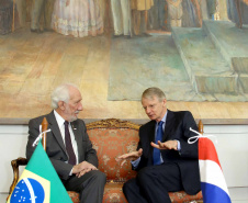  O vice-governador Darci Piana recebeu nesta quinta-feira (2), no Palácio Iguaçu, o embaixador da Holanda no Brasil, Cornelis Van Rij, e apresentou os potenciais do Estado nas áreas da agricultura, indústria, infraestrutura e inovação.Foto:Jaelson Lucas / ANPr