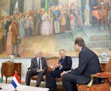  O vice-governador Darci Piana recebeu nesta quinta-feira (2), no Palácio Iguaçu, o embaixador da Holanda no Brasil, Cornelis Van Rij, e apresentou os potenciais do Estado nas áreas da agricultura, indústria, infraestrutura e inovação.Foto:Jaelson Lucas / ANPr
