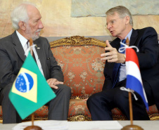 O vice-governador Darci Piana recebeu nesta quinta-feira (2), no Palácio Iguaçu, o embaixador da Holanda no Brasil, Cornelis Van Rij, e apresentou os potenciais do Estado nas áreas da agricultura, indústria, infraestrutura e inovação. Foto:Jaelson Lucas / ANPr